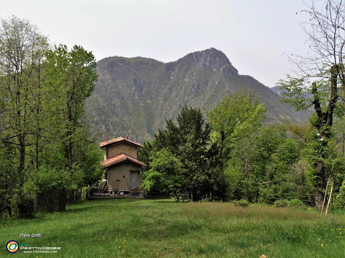 74 Baita in radura prativa con vista in Monte Zucco.JPG